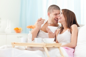 breakfast-in-bed-couple
