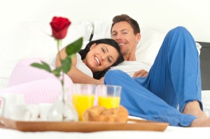 couple-having-breakfast-in-bed